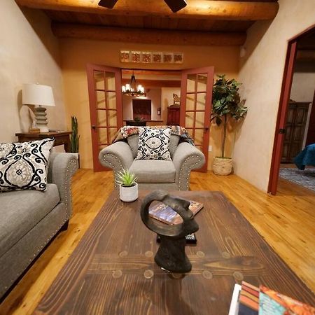 Santa Fe Oasis: Cozy Retreat with Hot Tub Near Town Square Apartment Exterior photo