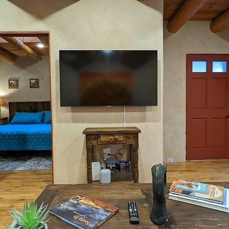 Santa Fe Oasis: Cozy Retreat with Hot Tub Near Town Square Apartment Exterior photo