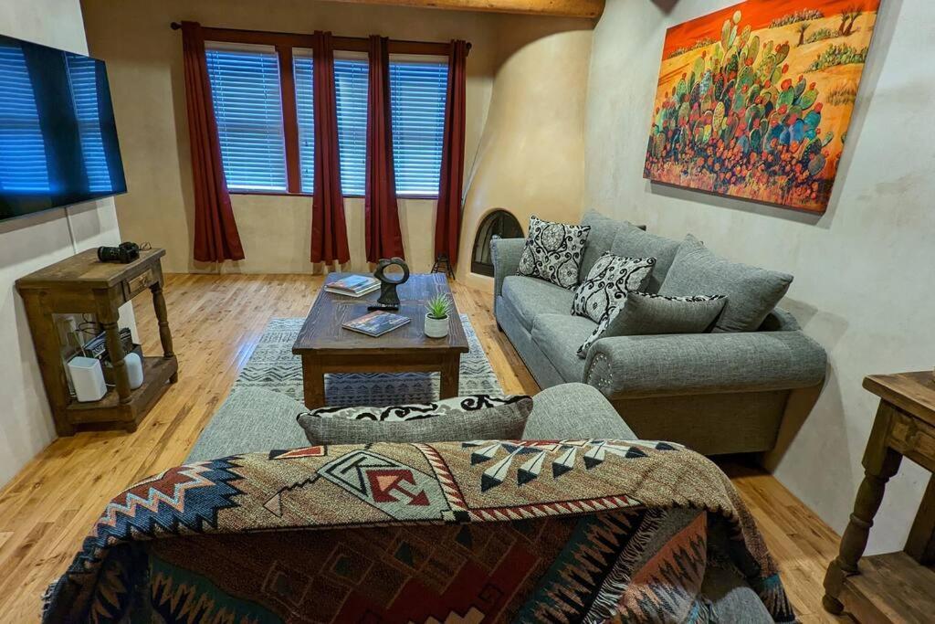 Santa Fe Oasis: Cozy Retreat with Hot Tub Near Town Square Apartment Exterior photo