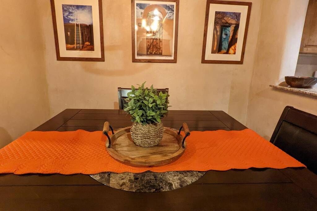 Santa Fe Oasis: Cozy Retreat with Hot Tub Near Town Square Apartment Exterior photo