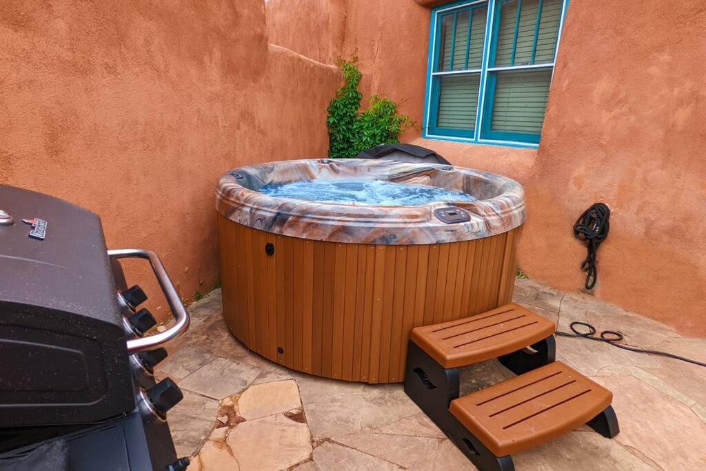 Santa Fe Oasis: Cozy Retreat with Hot Tub Near Town Square Apartment Exterior photo