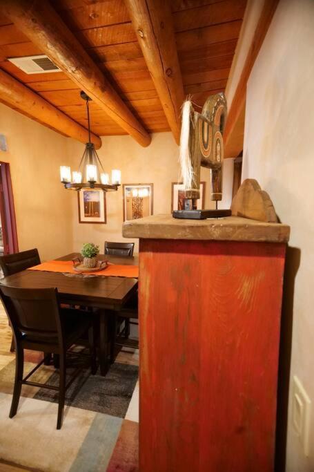 Santa Fe Oasis: Cozy Retreat with Hot Tub Near Town Square Apartment Exterior photo