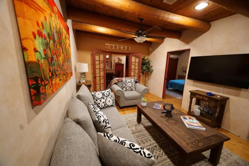 Santa Fe Oasis: Cozy Retreat with Hot Tub Near Town Square Apartment Exterior photo