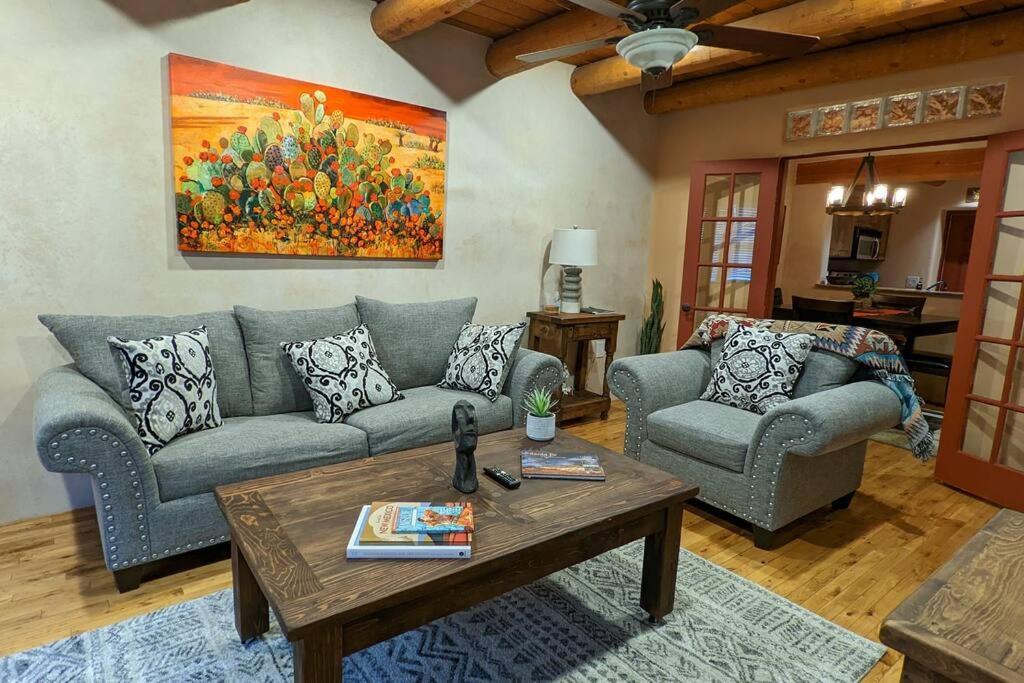 Santa Fe Oasis: Cozy Retreat with Hot Tub Near Town Square Apartment Exterior photo