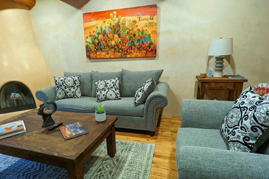 Santa Fe Oasis: Cozy Retreat with Hot Tub Near Town Square Apartment Exterior photo
