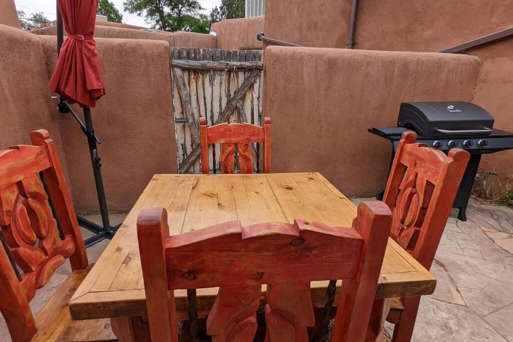 Santa Fe Oasis: Cozy Retreat with Hot Tub Near Town Square Apartment Exterior photo
