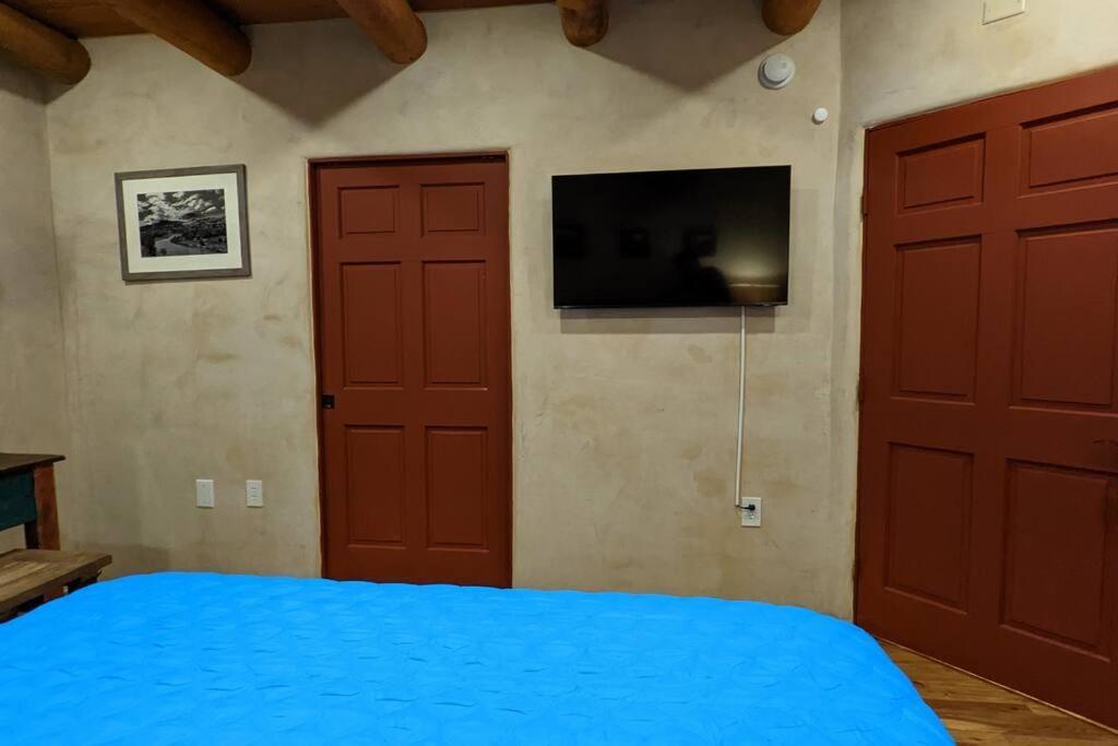 Santa Fe Oasis: Cozy Retreat with Hot Tub Near Town Square Apartment Exterior photo