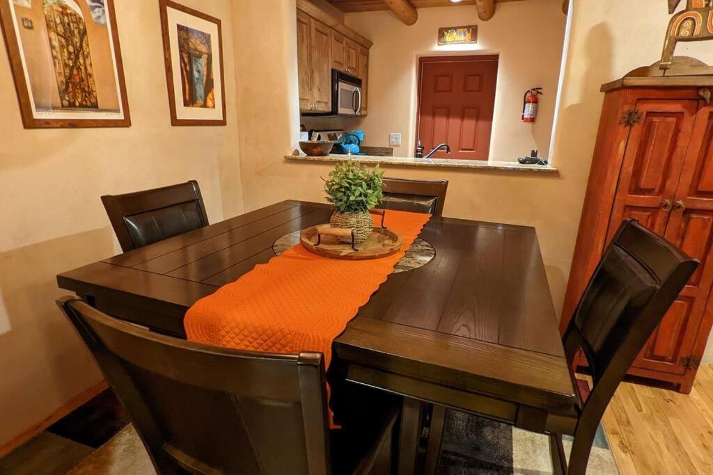 Santa Fe Oasis: Cozy Retreat with Hot Tub Near Town Square Apartment Exterior photo